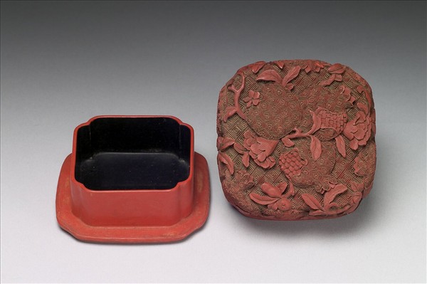 剔紅石榴四瓣盒