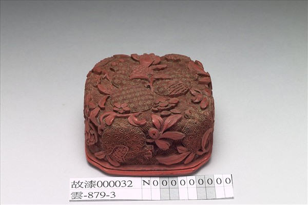 剔紅石榴四瓣盒