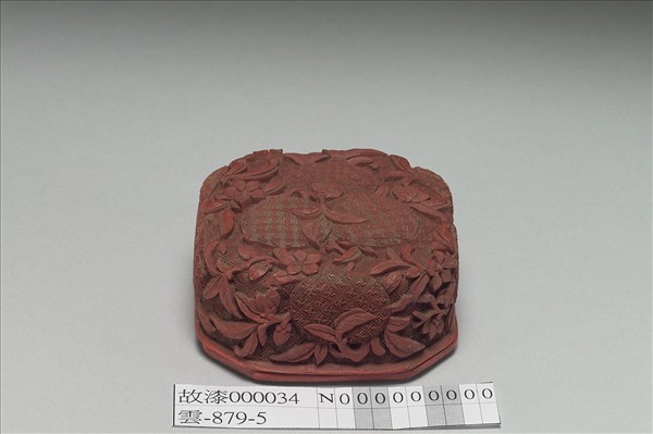 剔紅折枝桃八方盒