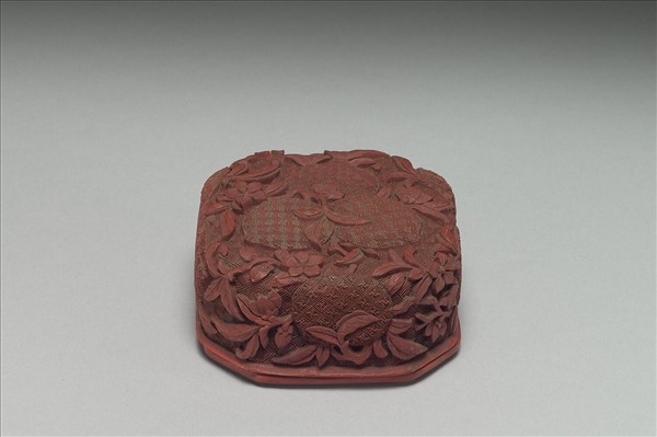 剔紅折枝桃八方盒