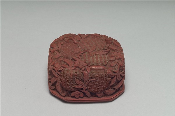 剔紅折枝桃八方盒