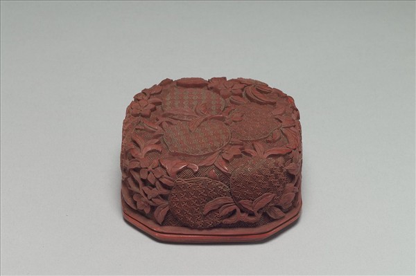 剔紅折枝桃八方盒