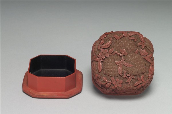 剔紅折枝桃八方盒