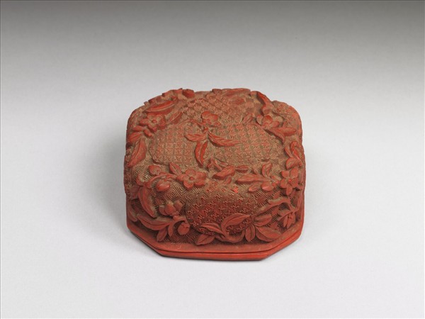 剔紅折枝桃八方盒