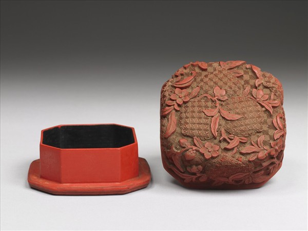 剔紅折枝桃八方盒