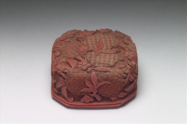 剔紅折枝桃八方盒