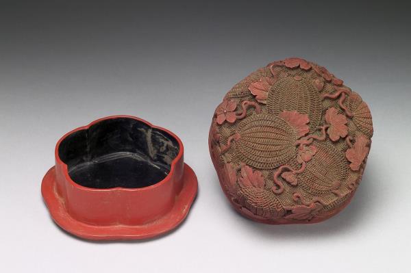 剔紅瓜瓞瓣式盒