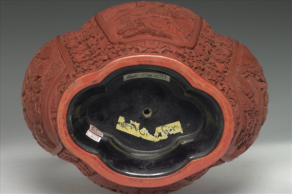 剔紅山水人物圖海棠式瓶