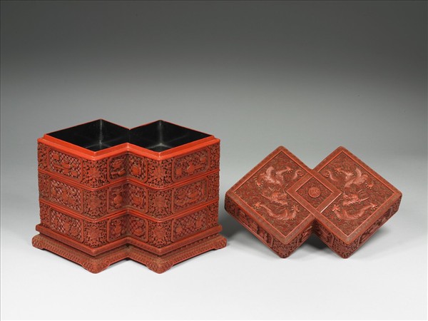 剔紅方勝式四層套盒