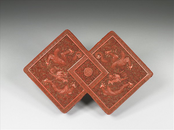 剔紅方勝式四層套盒