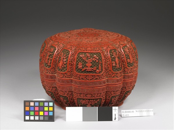 剔彩博古花卉盒