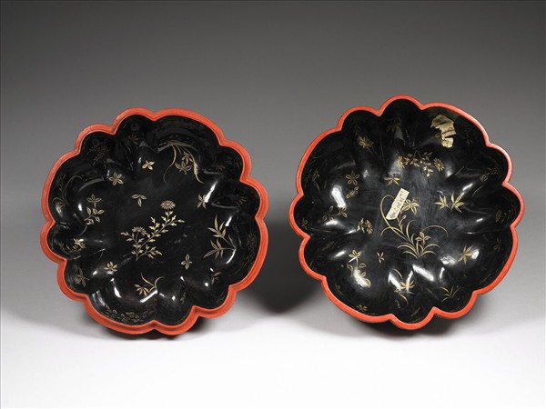 剔彩博古花卉盒