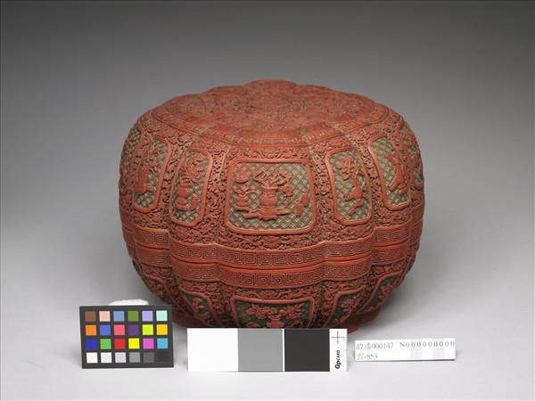 剔彩博古花卉盒