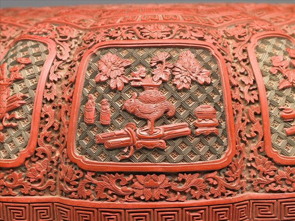 剔彩博古花卉盒