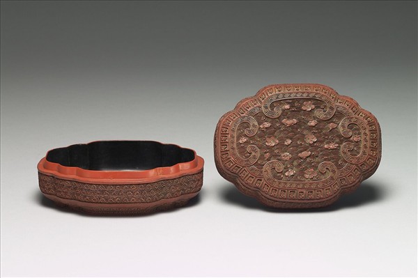 剔紅飛花雲頭式盒