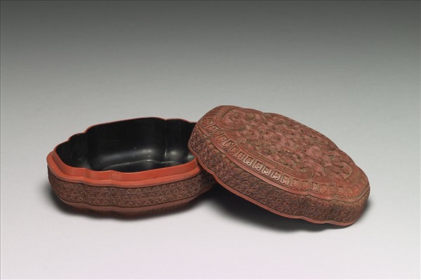 剔紅飛花雲頭式盒