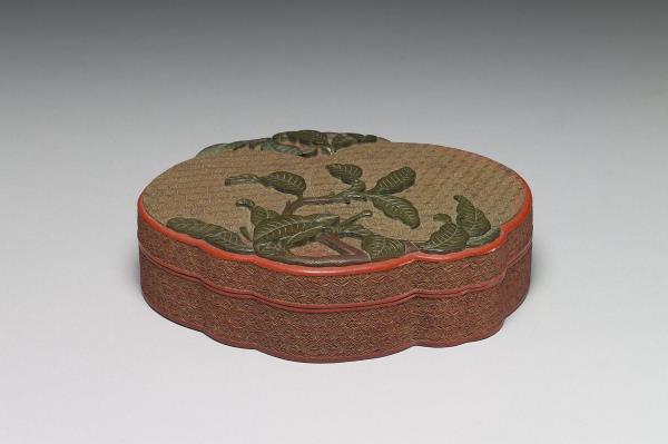 剔彩折枝蘋果盒