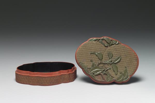 剔彩折枝蘋果盒