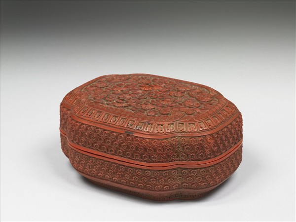 剔紅花卉水波紋盒