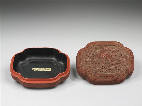 剔紅花卉水波紋盒