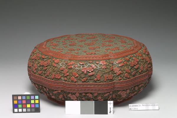 剔彩冰梅紋瓣式盒