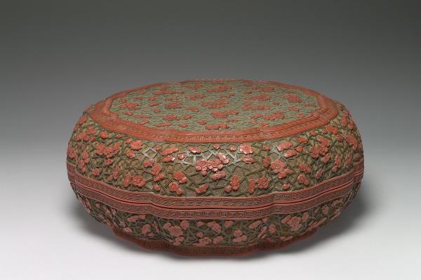 剔彩冰梅紋瓣式盒