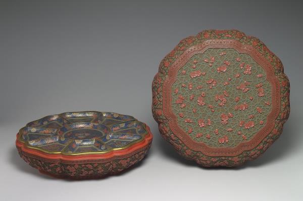 剔彩冰梅紋瓣式盒