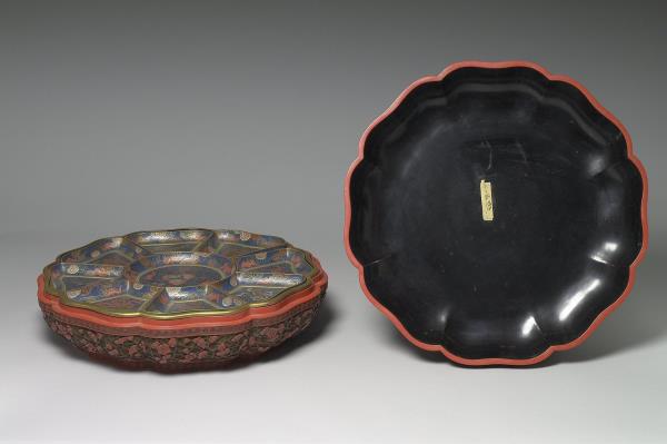 剔彩冰梅紋瓣式盒