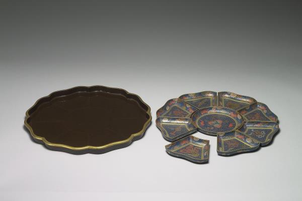 剔彩冰梅紋瓣式盒