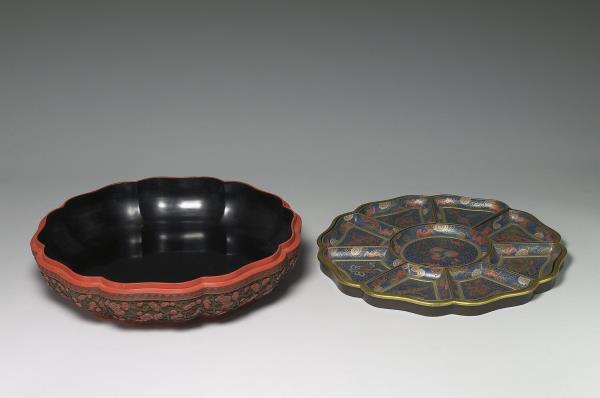 剔彩冰梅紋瓣式盒