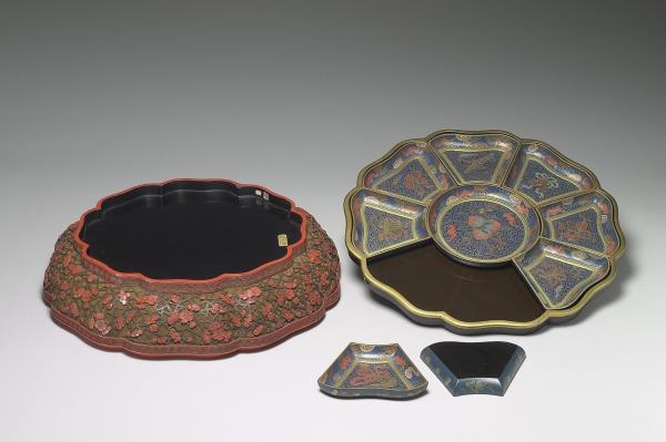 剔彩冰梅紋瓣式盒