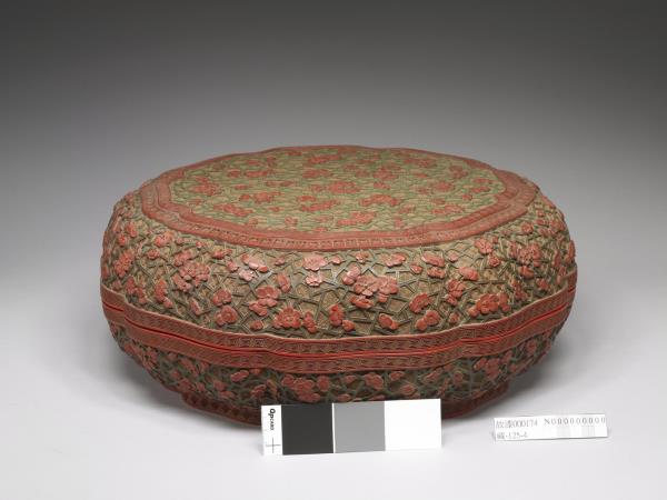 剔彩冰梅紋瓣式盒