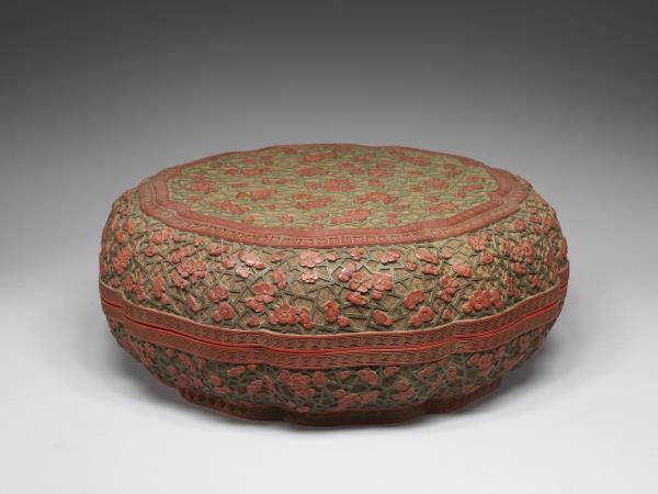 剔彩冰梅紋瓣式盒