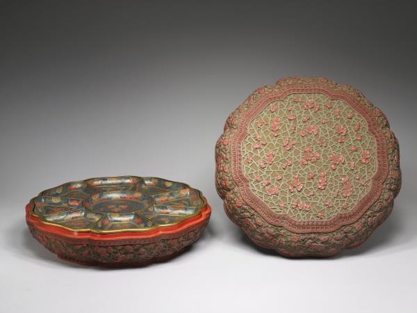 剔彩冰梅紋瓣式盒