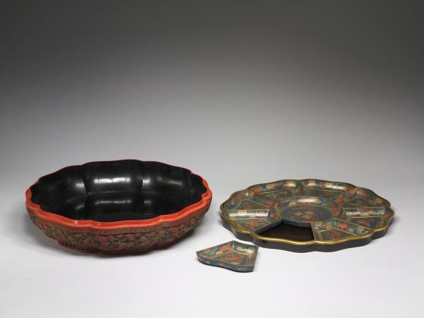 剔彩冰梅紋瓣式盒