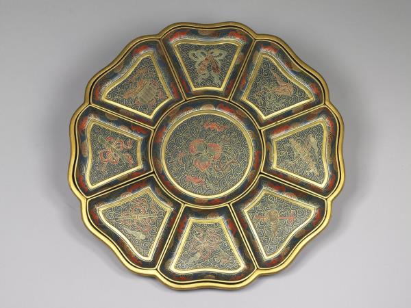 剔彩冰梅紋瓣式盒