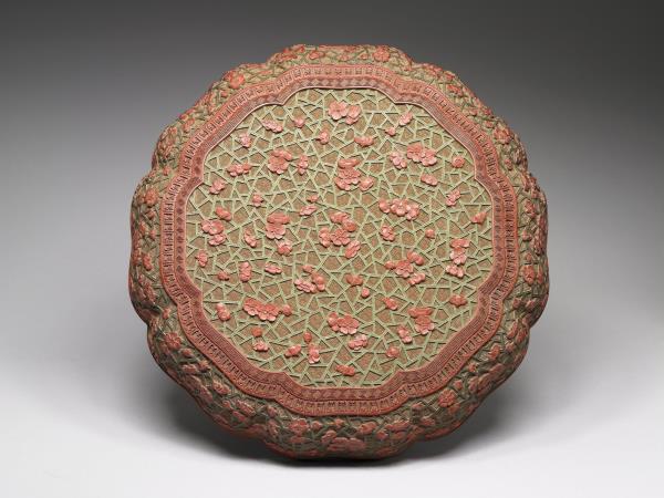 剔彩冰梅紋瓣式盒