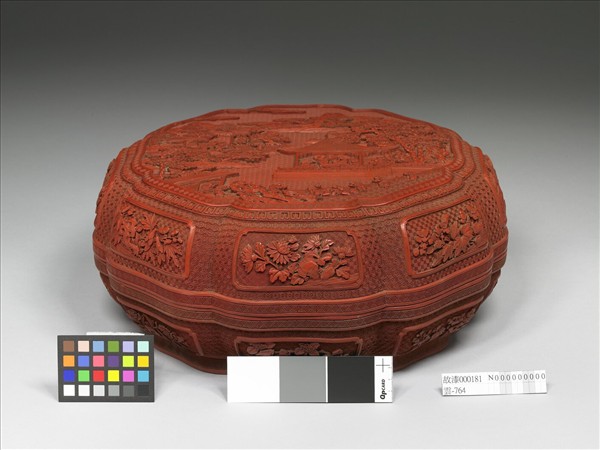 剔紅嬰戲八瓣盒