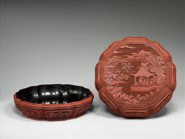 剔紅嬰戲八瓣盒