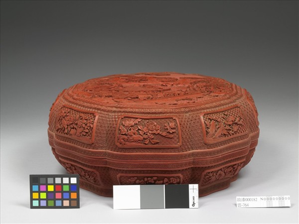 剔紅嬰戲八瓣盒