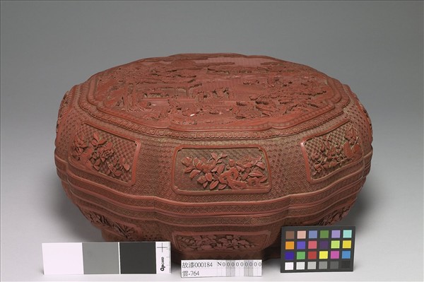 剔紅嬰戲八瓣盒