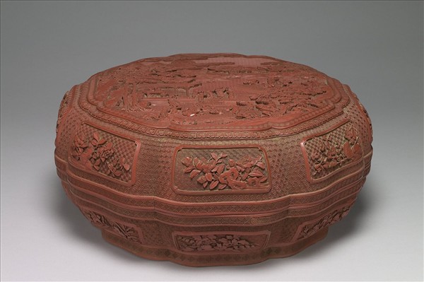 剔紅嬰戲八瓣盒