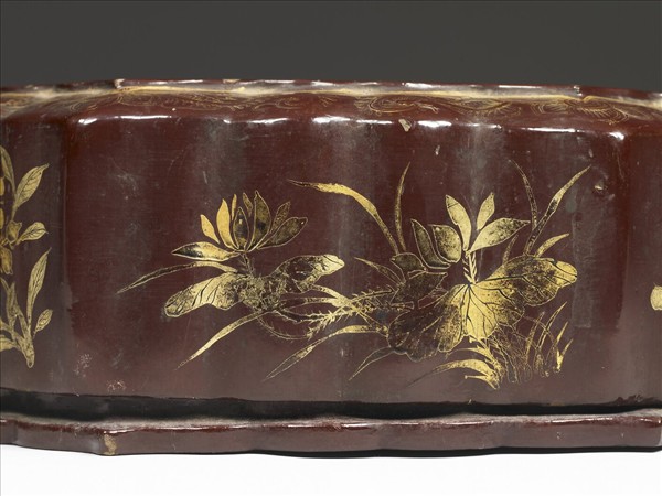 褐漆描金龍鳳八瓣盒