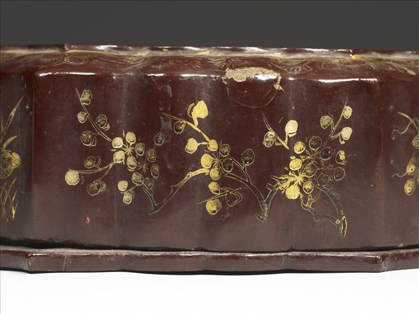 褐漆描金龍鳳八瓣盒