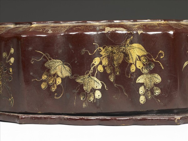 褐漆描金龍鳳八瓣盒