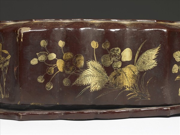 褐漆描金龍鳳八瓣盒