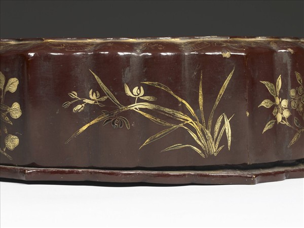 褐漆描金龍鳳八瓣盒