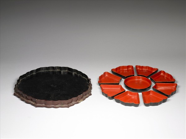 褐漆描金龍鳳八瓣盒