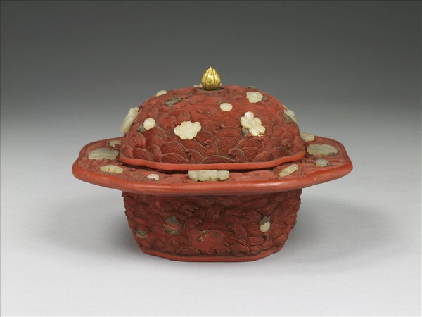 剔紅嵌玉蓋盒