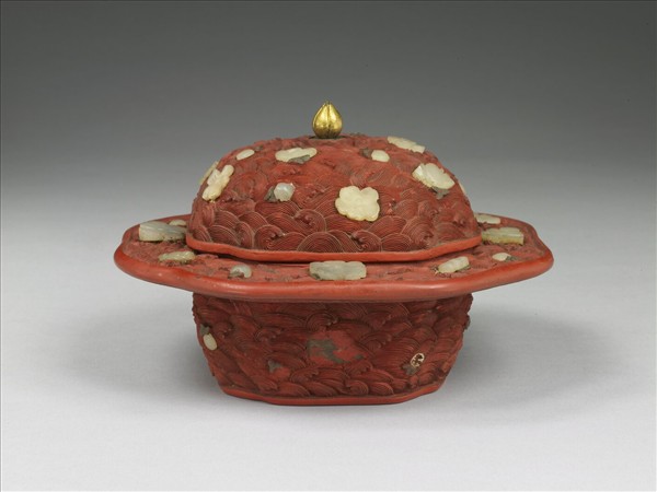 剔紅嵌玉蓋盒